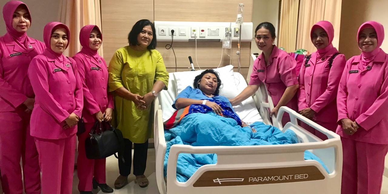 Besuk Istri Wakapolrestro Tangerang Kota, Ketua Ranting Bhayangkari Polsek Neglasari doakan lekas sembuh