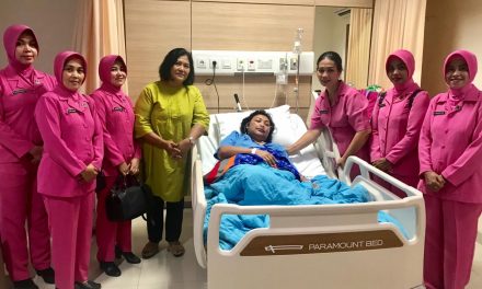 Besuk Istri Wakapolrestro Tangerang Kota, Ketua Ranting Bhayangkari Polsek Neglasari doakan lekas sembuh