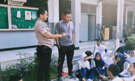 Binmas Polsek Jatiuwung Berikan Motivasi Kepada Para Pelajar SMAN 11 Tangerang Saat Kegiatan POLKISS