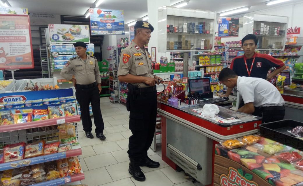 Anggota Patroli Polsek Benda,  Sambang Dialogis Ke Minimarket  dan Sampaikan Pesan Kamtibmas