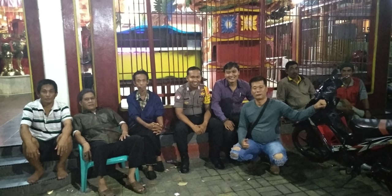 Meski larut malam, Binmas Polsek Neglasari hadir di tengah warga