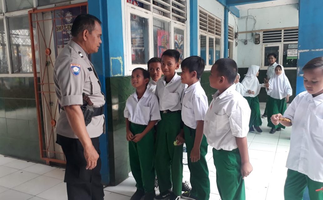 Bhabinkamtibmas Polsek Benda sambangi  Sekolah Mi Nurul Khaerat, himbau Sejak Dini TentangKenakalan Remaja