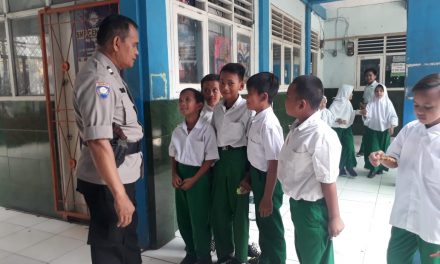 Bhabinkamtibmas Polsek Benda sambangi  Sekolah Mi Nurul Khaerat, himbau Sejak Dini TentangKenakalan Remaja