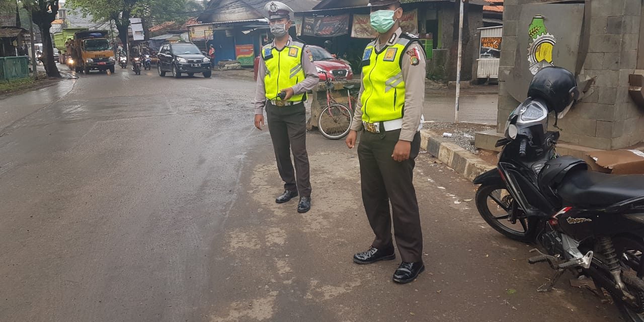 Anggota Lantas Melaksanakan Pelayanan Pengaturan Lalulintas Di pagi Hari.