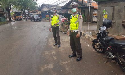 Anggota Lantas Melaksanakan Pelayanan Pengaturan Lalulintas Di pagi Hari.