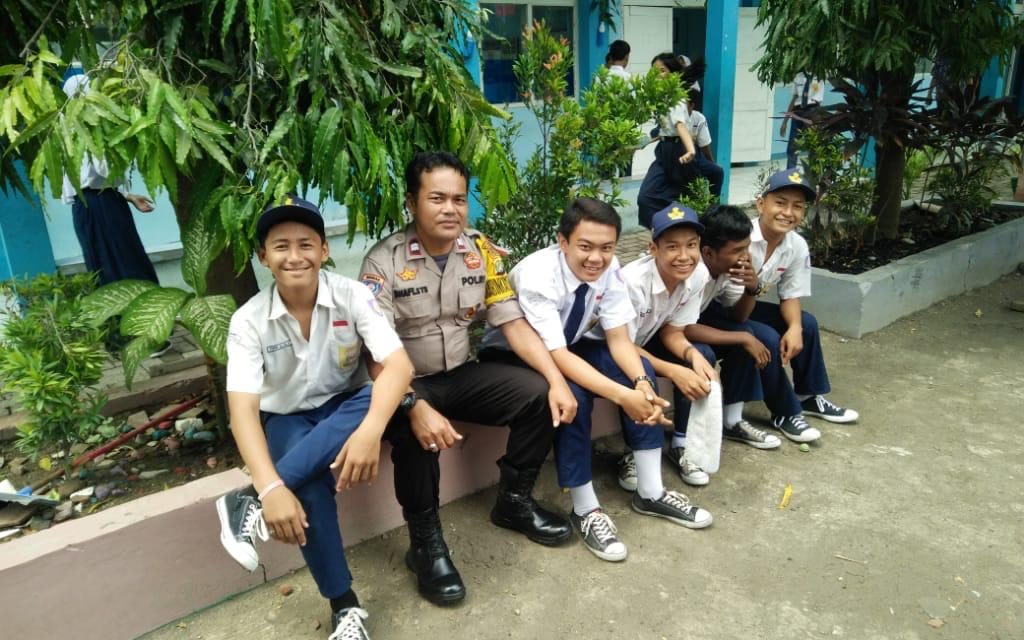 PROGRAM POLISI KELILING SEKOLAH BHABINKAMTIBMAS DS. CENGKLONG AIPTU KADHAFI SAMBANGI SISWA SMPN 1 KOSAMBI JALIN SILATURRAHMI