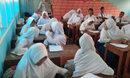 DISELA SAMBANG BHABINKAMTIBMAS DESA CENGKLONG BERIKAN SEMANGAT BELAJAR SISWA SISWI SMPN 1 KOSAMBI