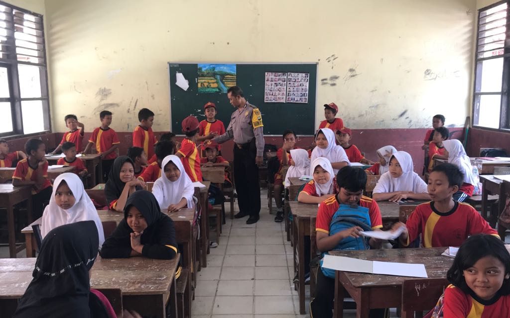 KEGIATAN POLKISS BHABINKAMTIBMAS DESA RAWA BURUNG SAMBANG SEKOLAH SDN BOJONG RENGED III DESA RAWA BURUNG TUMBUHKAN ANAK GIAT BELAJAR