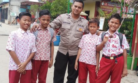 Bhabinkamtibmas Polsek Cipondoh Jalin Keakraban Dengan Pelajar Melalui Program Polkis