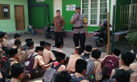 Aiptu Turut Raharjo Berikan Penyuluhan Kepada Siswa SMP Yapida