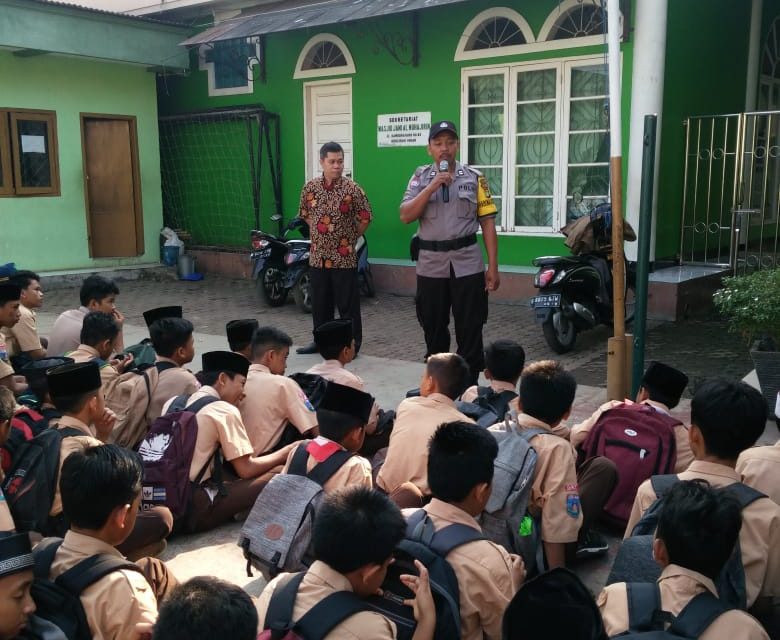 Aiptu Turut Raharjo Berikan Penyuluhan Kepada Siswa SMP Yapida