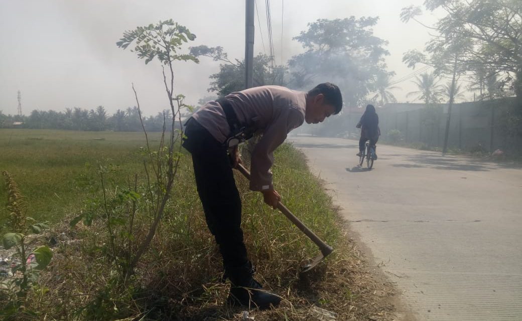 Bersihkan Sampah Disepanjang Jalan Raya Tegalangus Dalam Rangka Persiapan Menyambut MTQ Tingkat Kecamatan Teluknaga