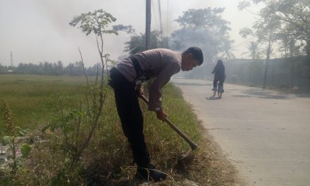 Bersihkan Sampah Disepanjang Jalan Raya Tegalangus Dalam Rangka Persiapan Menyambut MTQ Tingkat Kecamatan Teluknaga