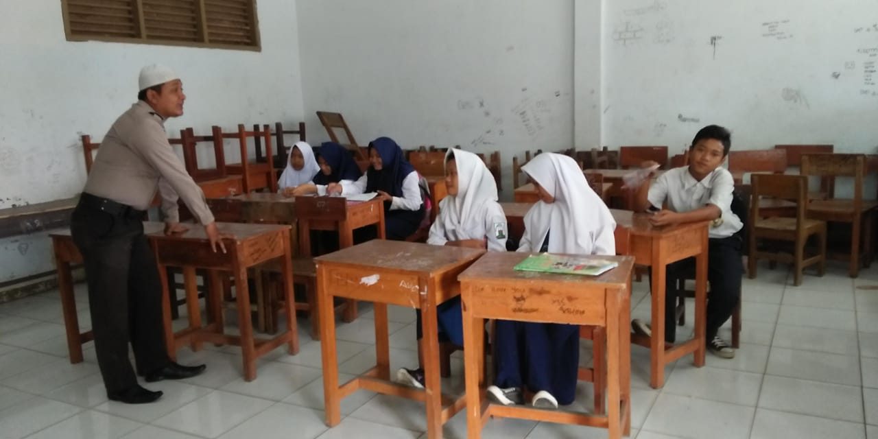 Bhabinkamtibmas Ds. Teluknaga Himbau Pelajar  Dilingkungan Sekolah Bebas Narkoba