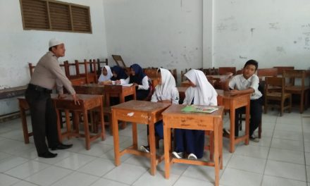 Bhabinkamtibmas Ds. Teluknaga Himbau Pelajar  Dilingkungan Sekolah Bebas Narkoba