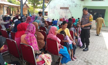 Bhabinkamtibmas Ds. Belimbing Berikan Pengamanan Pemberian Santunan Anak Yatim