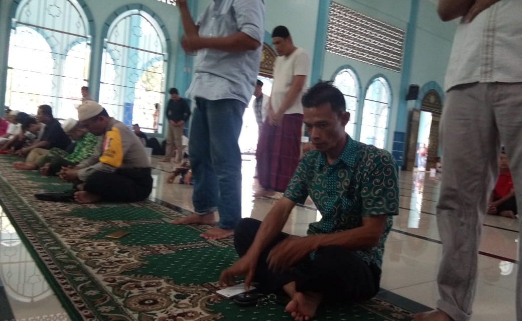 Cinta Mesjid, Aiptu Priyadi Binmas Polsek Jatiuwung Shalat Dzuhur Berjamaah Bersama Warga