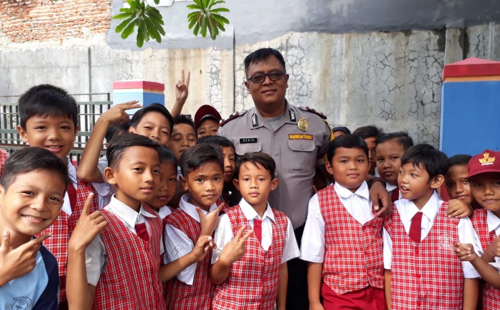 BHABINKAMTIBMAS KARANG MULYA AIPTU DEDIH MELAKSANAKAN GIAT POLISI CINTA SEKOLAH