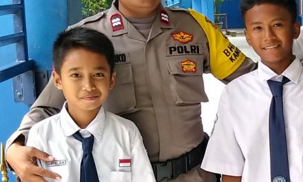 Kunjungan polkiss bhabinkamtibmas sambang dialogis dengan pelajar SMP Negeri 7 batu ceper