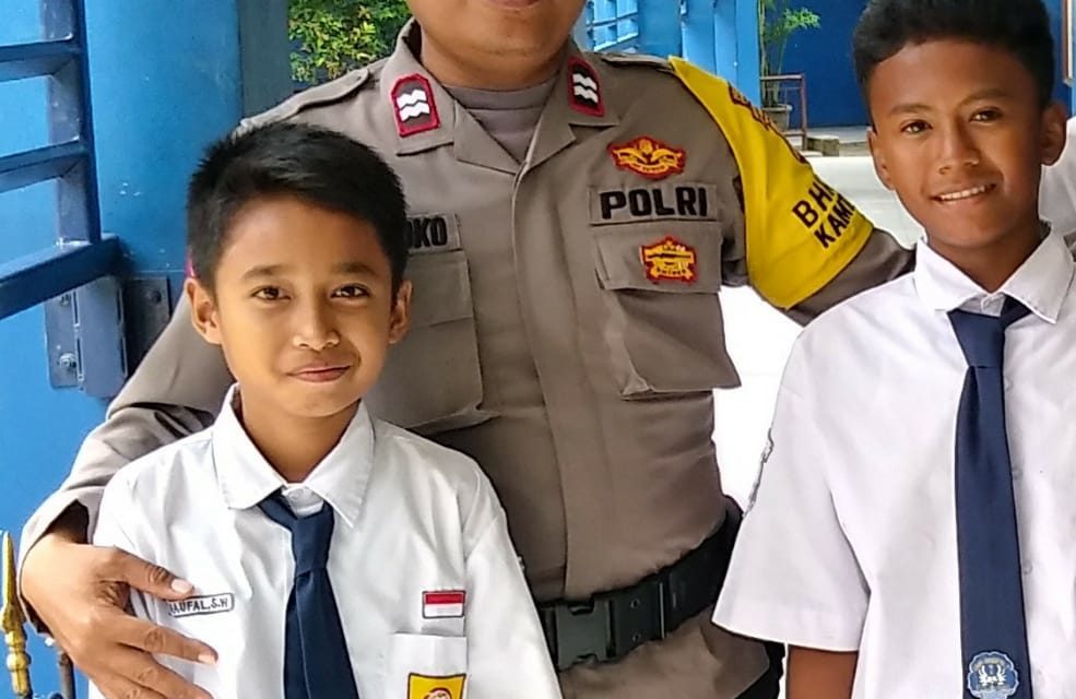 Kunjungan polkiss bhabinkamtibmas sambang dialogis dengan pelajar SMP Negeri 7 batu ceper