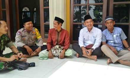 Bhabinkamtibmas bapak Aiptu K.Handoko melaksanakan program polsantren dan sholat dzuhur berjamaah di masjid Jami AL Huda batuceper