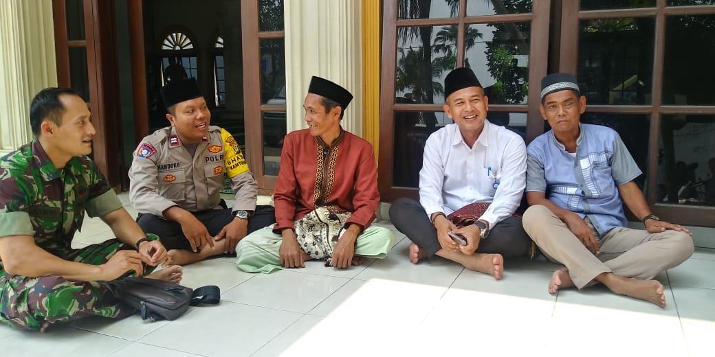 Bhabinkamtibmas bapak Aiptu K.Handoko melaksanakan program polsantren dan sholat dzuhur berjamaah di masjid Jami AL Huda batuceper