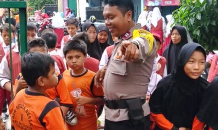 Mobile keliling sekolah polkiss bhabinkamtibmas kunjungi murid-murid sekolah SDN kebon besar 2 batu ceper