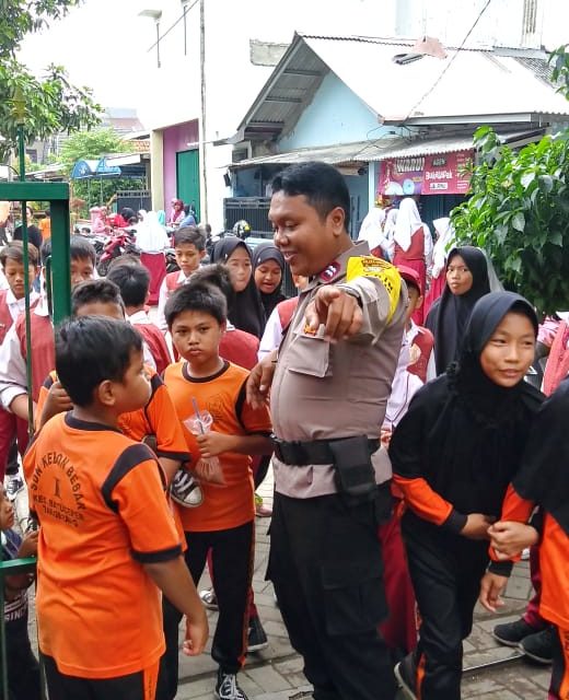 Mobile keliling sekolah polkiss bhabinkamtibmas kunjungi murid-murid sekolah SDN kebon besar 2 batu ceper