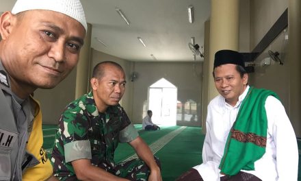 Kegiatan cinta masjid oleh bhabinkamtibmas dan melaksanakan sholat dzuhur berjamaah di masjid jami Al Falah