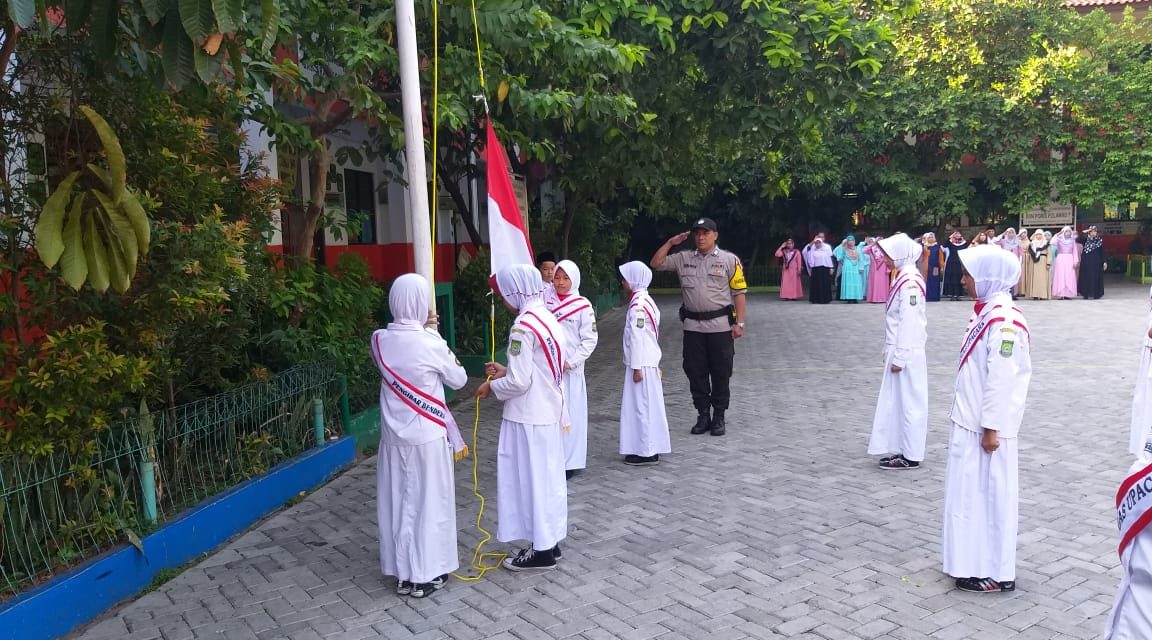 Bripka Komarudin Bhabinkamtibmas Polsek Cipondoh Menjadi Pembina Upacara