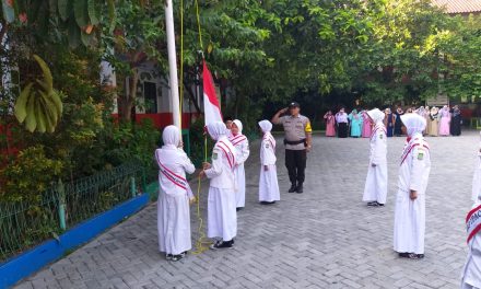 Bripka Komarudin Bhabinkamtibmas Polsek Cipondoh Menjadi Pembina Upacara