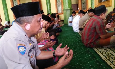 Shalat Jum’at Bhabinkamtibmas Polsek Neglasari berbaur bersama warga