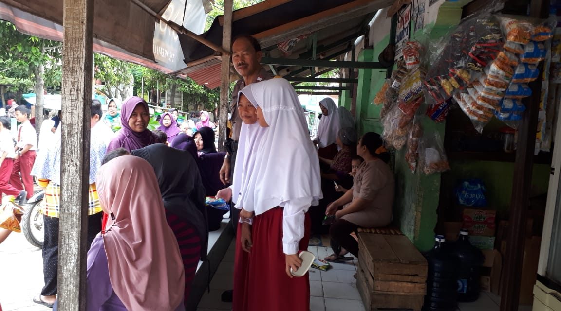 Bapak Aiptu Sucipto sambang dialogis pelajar SDN 2 poris gaga tuk laksanakan program polkiss