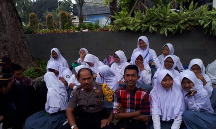 Pelajar sekolah Mts Al Muin yang sedang beristirahat dan menerima pelajaran Extakulikuler  di sambang dialogis oleh bhabinkamtibmas polsek batuceper bapak Aiptu Sucipto