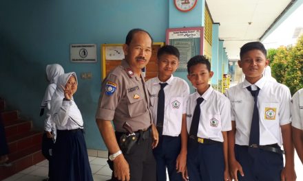 Bhabinkamtibmas poris jaya dan pelajar sekolah SMP 26 bersilahturahmi dan photo bersama