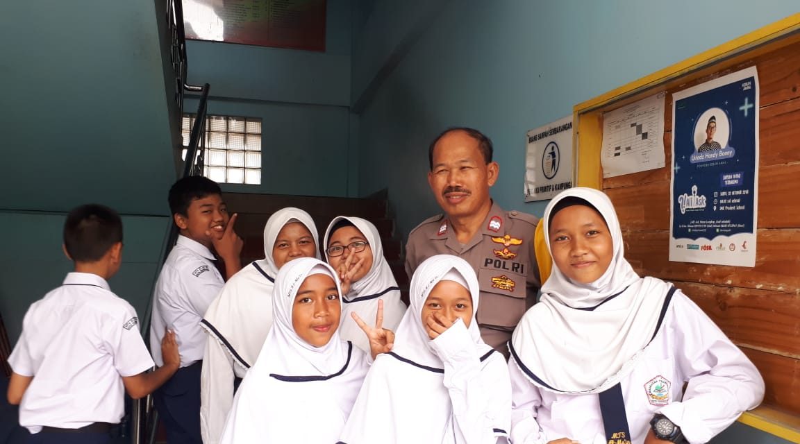 Aiptu Sucipto bhabinkamtibmas polsek batu ceper jalani program polkiss keliling sekolah kunjungi Mts AL Muin