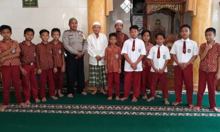 Kegiatan program polsantren bhabinkamtibmas, Aiptu Suharno sholat dzuhur berjamaah di masjid jami Al Ikhlas