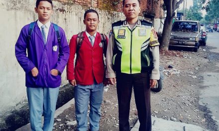 Pelajar berkomunikasi dan bersilahturahmi bersama bhabinkamtibmas polsek batuceper dalam rangka program polkiss