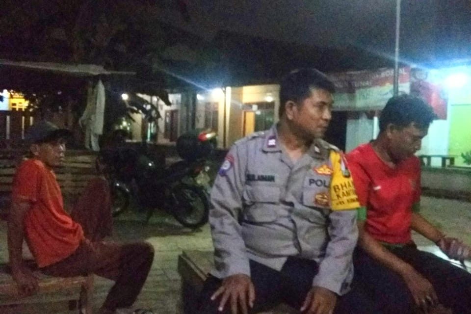 Binmas Polsek Neglasari bersama tokoh berikan rasa aman warga pada malam hari