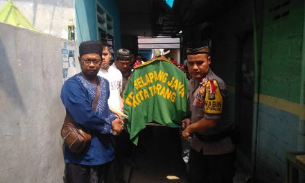 Aiptu Slamet Sugianto bersama Ketua RW melayat dan bantu Prosesi Pemakaman warga