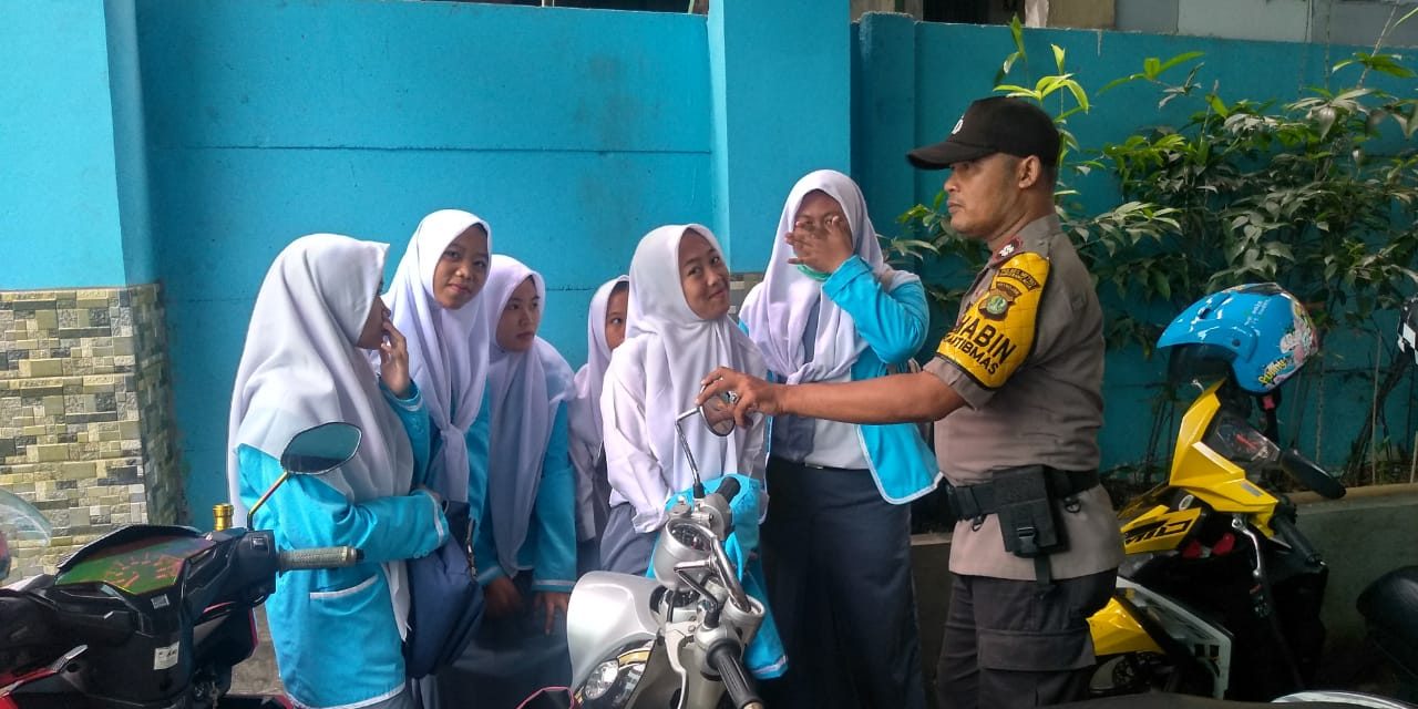 Aiptu Slamet Binmas Polsek Neglasari imbau pelajar taati peraturan di sekolah