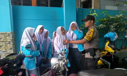 Aiptu Slamet Binmas Polsek Neglasari imbau pelajar taati peraturan di sekolah