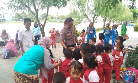 Senda gurau Bripka Agani bersama murid TK pada Program Polkis