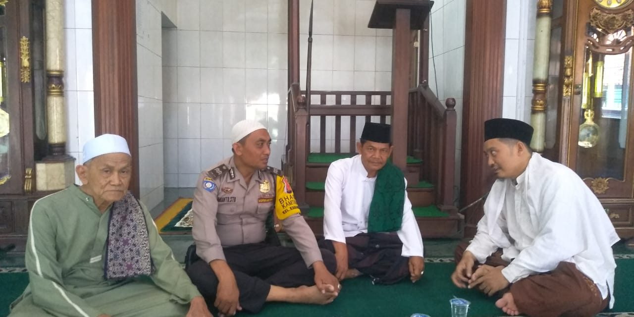 Aiptu Sumianto berbaur bersama warga Binaan ibadah Shalat Jum’at