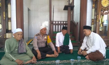 Aiptu Sumianto berbaur bersama warga Binaan ibadah Shalat Jum’at