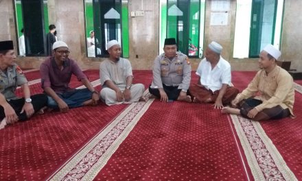 Kapolsek Benda Sholat Jum’at Berjama’ah Dimasjid Al Ikhlas