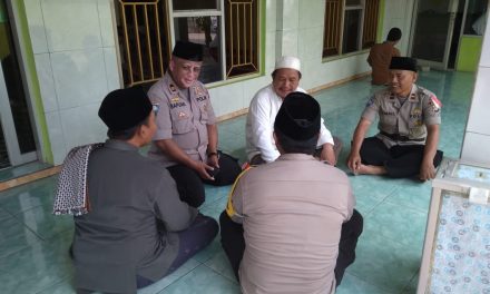 Iptu Sapuan bersama Ipda Ismail silaturahmi dengan warga usai shalat Jum’at