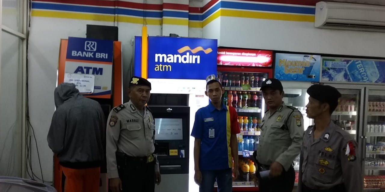 Dialogis dengan Karyawan minimarket 24 Jam, Patroli Biru Polsek Neglasari tangkal kejahatan malam hari