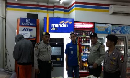 Dialogis dengan Karyawan minimarket 24 Jam, Patroli Biru Polsek Neglasari tangkal kejahatan malam hari