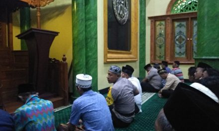 Bripka Marhadi Binmas Polsek Neglasari Shubuh berjamaah bersama warga